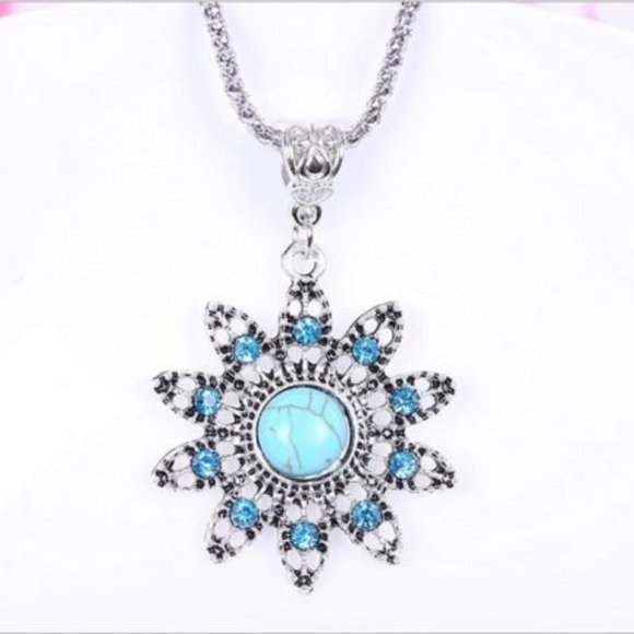 NWOT Brand New Turquoise Flower Necklace Jewelry - PRICE FIRM  ** BRAND NEW ** TURQUOISE NECKLACE W/ CRYSTALS
